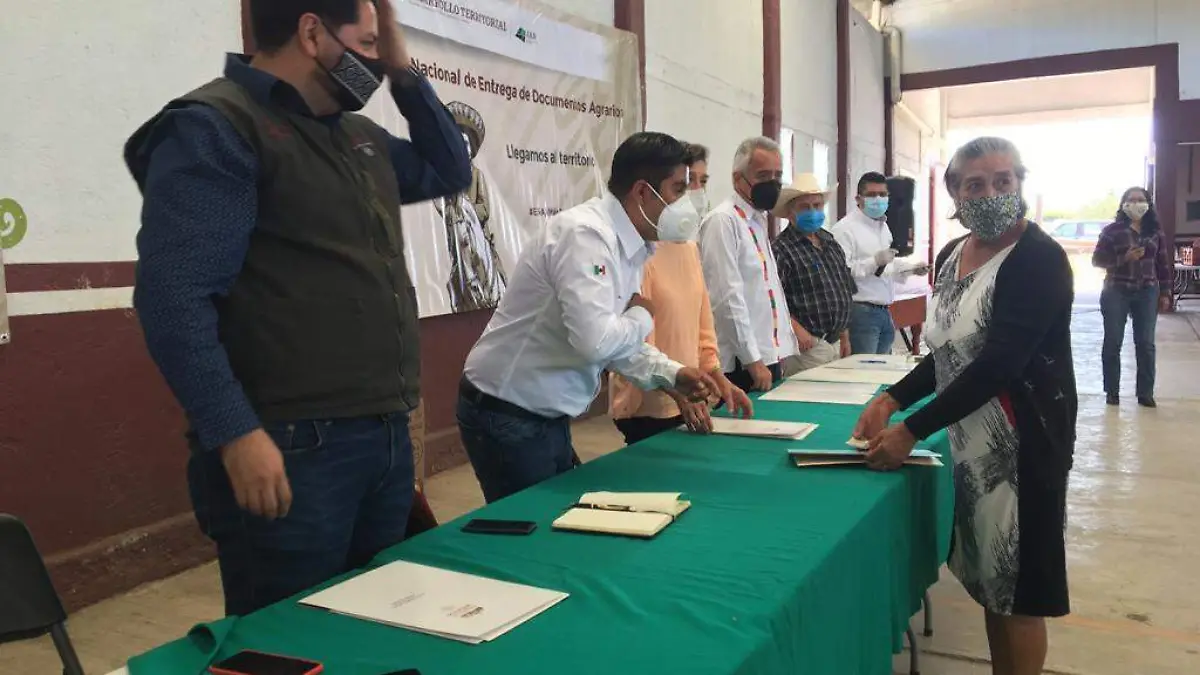 Campesinos, comuneros y ejidatarios recibieron su certificado parcelario.